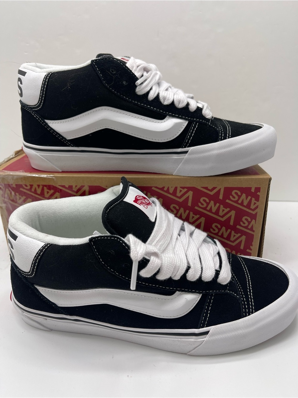Vans • Men’s Sz 9 Knu Mid Black/True White
VN000CQ96BT Sneakers